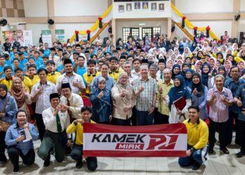 FADILLAH Yusof merakamkan gambar kenangan bersama pelajar SMK Tun Ahmad Zaidi, Jalan Sultan Tengah, di Petra Jaya, Kuching hari ini.
