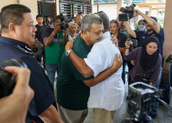 Setiausaha Politik Kementerian Dalam Negeri Johari Kassim ketika melawat Muhd Zamrie Zainal Abidin di Taman Chepor Sentosa Chemor hari ini. UTUSAN/MUHAMAD NAZREEN SYAH MUSTHAFA