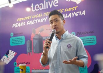 BRYAN Loo menyampaikan ucapan ketika lawatan media ke kilang pembuatan mutiara ubi kayu Tealive di Klang, Selangor. – UTUSAN/SADDAM YUSOFF