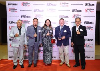 DARI kiri: Ketua Integriti Pos Malaysia, Jamal Nasir Khan; Pengurus Besar Negeri Selangor, Pos Malaysia, Khairul Nizan Che;  Nik; Ketua Transformasi Budaya Pos Malaysia, Rai Yatim; Ketua Pegawai Eksekutif Kumpulan Pos Malaysia, Charles Brewer dan  Ketua Pengurusan Risiko Pos Malaysia, Mohd. Amin Nalah Yahya di Anugerah Kecemerlangan Pengurusan Malaysia 2023.