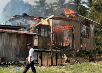 KEBAKARAN rumah setinggan di Kampung Pinggiran Bakau, Semporna hari ini.-Ihsan Bomba