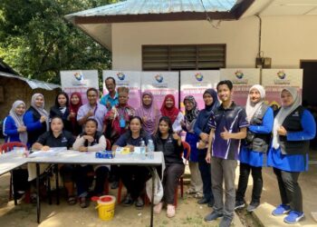 DR. Muhammad Mahir Che Hassan (tiga dari kanan) semasa turun padang menyantuni masyarakat Orang Asli di Gua Musang, Kelantan baru-baru ini.