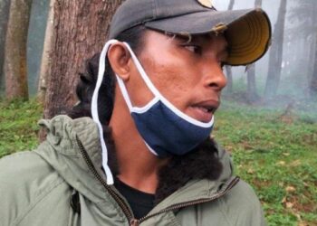 Ahmad Gandi Sabri berusaha mencari adik sepupunya yang hilang di kawasan kaki Gunung Marapi.-AGENSI