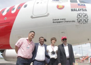 TONY Fernandes (dua kiri) dan Kamarudin Meranun (kanan) bersama keluarga mendiang Irene Benggon Charuruks di Kota Kinabalu, semalam.