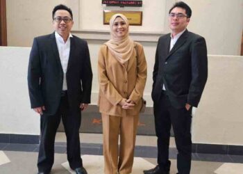 SITI Nordiana Alias (tengah) bersama-sama para peguamnya hadir di Mahkamah Tinggi Kuala Lumpur bagi perbicaraan saman fitnah terhadap lima sekawan. UTUSAN/IHSAN PEGUAM.