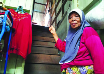 ZAHARAH Derasa tidak pernah berpindah ke pusat pemindahan kerana mempunyai loteng untuk berlindung ketika banjir 
di rumahnya di Rantau Panjang, Kelantan. – UTUSAN/ROHANA ISMAIL