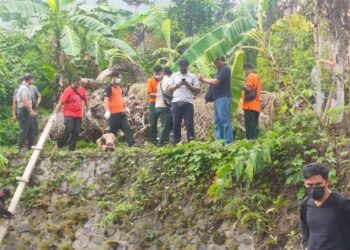 PETUGAS polis mengeluarkan mayat bayi yang diseret biawak di Sungai Tukad Mati, di Denpasar, Bali.-AGENSI