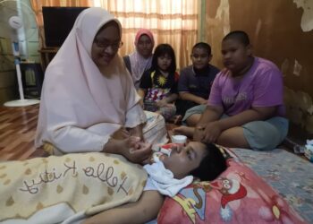 NOR Azrina Natalia Abdullah memberikan susu kepada anaknya, Nur Irsalina yang terlantar akibat mengalami masalah urat saraf ketika ditemui di Taman Semarak 2, Nilai, Seremban.-UTUSAN/NUR SHARIEZA ISMAIL