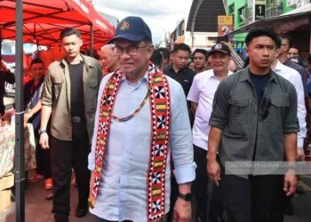 ANWAR Ibrahim semasa melawat gerai-gerai pameran di Karnival HPPK di Penampang hari ini
