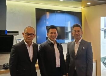 DARI Kiri: Tok S.M; Chiau Haw Choon dan Jimmy Tan Chee Wee pada majlis pelancaran Koleksi Mastro ELBA.