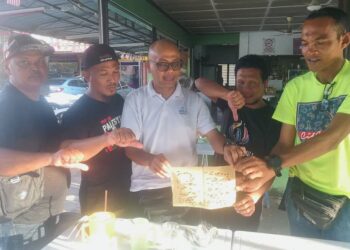 MUHAMAD Ilham Ahmad (dua, kiri) menunjukkan lalat-lalat yang terperangkap pada kertas berpelekat di Kampung Seri Cheeding di Kuala Langat, Selangor. - UTUSAN / ABDUL RAZAK IDRIS