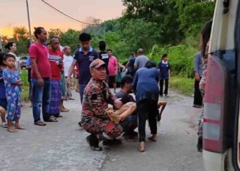 IBU bapa mangsa kanak-kanak lemas melihat anak mereka yang diangkat oleh anggota bomba di Kampung Perpaduan Ria 1, Kudat semalam