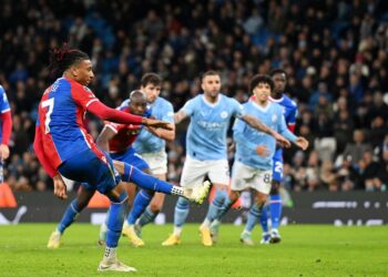 MICHAEL Olise menyempurnakan sepakan penalti untuk menyamakan kedudukan dalam aksi menentang Manchester City, semalam.