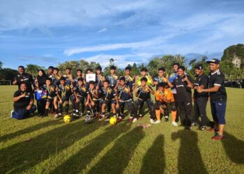 PASUKAN bawah 18 dan 15 tahun SMK Syed Alwi berjaya muncul juara kejohanan bola sepak Majlis Sukan Sekolah Perlis (MSSPs) 2023 di SMK Syed Hassan, Kangar, Perlis semalam.-UTUSAN
