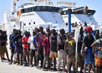 PENDATANG berketurunan Afrika berkumpul di Sfax selepas dipintas oleh pengawal pantai Tunisia ketika cuba menyeberangi laut pada 10 Ogos lalu. - AFP   