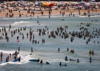 PENDUDUK mengambil kesempatan mandi manda di Pantai Bondi, Sydney ketika musim panas. - AFP   