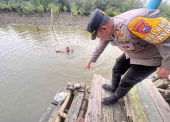 POLIS menunjukkan bungkusan mengandungi cebisan payudara yang ditemukan penduduk di kawasan rekrasi di Surabaya.-AGENSI