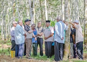 FADILLAH Yusof (dua dari kiri) beramah mesra dengan sebahagian pekebun kecil getah ketika melakukan lawatan kerja ke Baling, Kedah.  Kementerian Perladangan dan Komoditi berjaya mencapai pelbagai petunjuk prestasi utama (KPI) dalam tempoh setahun termasuk kenaikan Paras Harga Pengaktifan (PHP) menerusi  Insentif Pengeluaran Getah (IPG). – UTUSAN/ SHAHIR NOORDIN