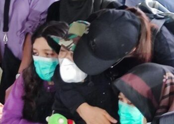 DEVNISA Putri (kiri) menangis ketika pengebumian jenazah empat anaknya di Depok, Jawa Barat.- AGENSI