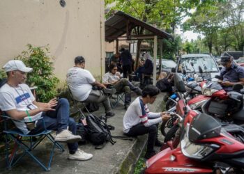 PETUGAS media menunggu di blok S selepas diminta untuk mengosongkan kawasan berdekatan blok R Apartmen Idaman, Damansara Damai ekoran siasatan oleh pihak polis masih berjalan sekitar kawasan itu yang disyaki masih menyimpan bukti-bukti pembunuhan di  di sini, semalam.-UTUSAN/ FARIZ RUSADIO