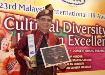 BURHANUDDIN Hilmi Mohamed @ Harun bersama anugerah yang diterima Terengganu Inc pada majlis Anugerah Sumber Manusia Malaysia-Antarabangsa 2023 Ke-23 di Dorsett Grand Subang, Selangor, baru-baru ini.