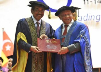 MUSA Aman (kiri) menerima Ijazah Kehormat Doktor Falsafah (Ekonomi Pembangunan) sempena Majlis Konvokesyen UMS Ke-25 di Kota Kinabalu