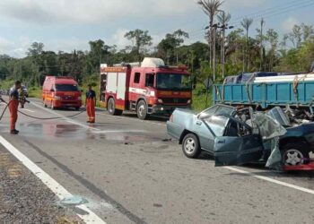 KEADAAN kemalangan kenderaan jenis Proton Saga yang merempuh bahagian belakang sebuah lori yang diletakkan di baju jalan berhampiran SK Sedarat Engkilili, Sri Aman Sarawak pagi tadi.