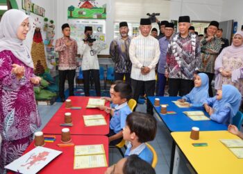 Yang di-Pertuan Agong, Al-Sultan Abdullah meninjau proses pembelajaran Tabika KEMAS sempena Majlis Menandatangani
Memorandum Perjanjian Antara KEMAS dan Yayasan Pahang bagi melaksanakan Program Pra-Tah z
KEMAS di Pusat Kegiatan Masyarakat KEMAS, Kampung Seri Batu, Kuala Lumpur.