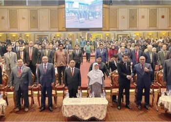 SAARANI Mohamad pada majlis perasmian program Perak Economic Outlook 2024 di Ipoh, semalam.