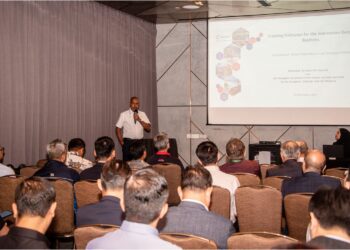 SEBAHAGIAN peserta mengikuti bengkel dan pameran berkaitan industri kargo anjuran Johor Port di Johor Bahru.