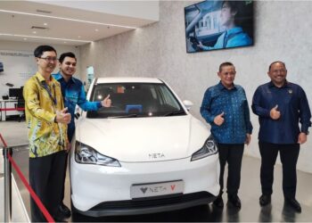 AMINUDDIN Harun, SM Azli (dua, kiri) dan Kwee Shyan (kiri) bersama kereta EV jenama NETA pada majlis  pembukaan Careplus Mall di Seremban 2, Seremban. – UTUSAN/BADRUL HAFIZAN MAT ISA