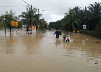 KEADAAN banjir selepas hujan lebat berterusan di PPSK Felcra Gunung Menerong di Kampung Menerong, Hulu Terengganu, semalam - UTUSAN/NOOR HAYATI MAMAT
