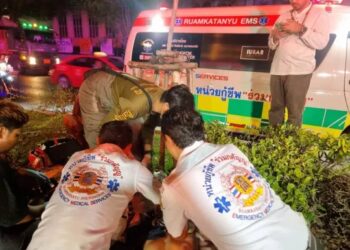 PETUGAS paramedik memberikan rawatan kecemasan kepada pelancong, Andy Chen di kawasan tepi jalan di Bangkok.-AGENSI