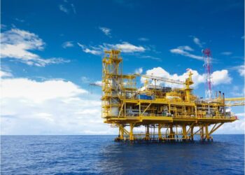 HARGA minyak mentah Brent dijangka berpurata sekitar AS$86 (RM390.94) setong tahun ini.-GAMBAR HIASAN