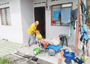 ABDUL Rahman Daud menjemur sebahagian barang-barang dalam rumahnya yang ditenggelami air banjir di Projek Perumahan Rakyat Termiskin (PPRT) Jalan Sawi di Kluang, Johor.
