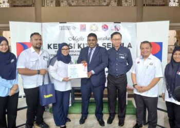 RAVEN Kumar (tengah) menerima sumbangan kerusi kitar semula oleh syarikat Petron di Kota Iskandar, Iskandar Puteri.