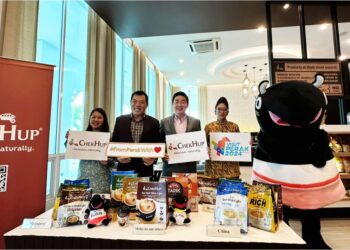 LOH Sze Yee (dua dari kiri) dan Joseph Tan (dua dari kanan) menunjukkan produk keluaran Chek Hup pada majlis MOU di Kilang Chek Hup di Ipoh semalam. - UTUSAN//LIYANA RAMLI