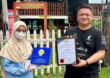 TUANKU Syed Faizuddin Putra Jamalullail menyampaikan   Anugerah Ikon Didik Asnaf Majlis Agama Islam Dan Adat Istiadat Melayu Perlis (MAIPs)  bagi Kawasan Arau 2023 kepada Nur Alia Maisara Abdullah di di pekarangan Rumah Warisan Arau, Perlis semalam.-UTUSAN