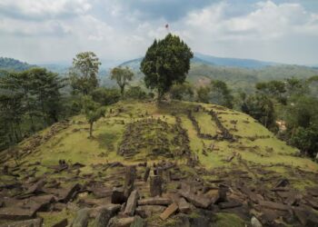 KUMPULAN penyelidik mendakwa piramid tertua dunia berada di gunung Padang di Jawa Barat, Indonesia. - AGENSI