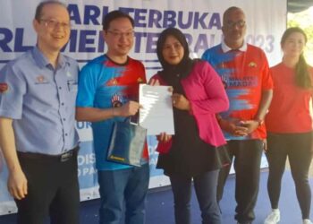 WEE Tse (tengah) menyerahkan sijil kepada penerima dalam Hari Terbuka Parlimen Tebrau 2023, Mini Karnival Kerjaya, Pemeriksaan Kesihatan Percuma dan Sukan Rakyat Futsal Bistari Perdana di Bandar Bistari Perdana, Pasir Gudang, hari ini