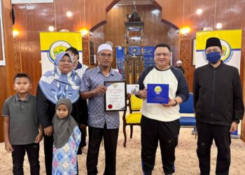 TUANKU Syed Faizuddin Putra Jamalullail (dua dari kanan) berkenan menyerahkan Anugerah TDA MAIPs Terbaik 2023 kepada Nuramrul Amri Chan (tiga dari kanan) pada majlis berlangsung di Masjid Negeri Arau, Perlis.-UTUSAN