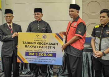 MOHD Na'im Mokhtar menyaksikan majlis Penyerahan Cek Cura Sumbangan Dana untuk Palestin ke Tabung Musa'adah JAKIM-YWM oleh wakil Pertubuhan Silat Seni Gayong Malaysia di Kompleks Islam Putrajaya hari ini.- UTUSAN/FAIZ ALIF ZUBIR