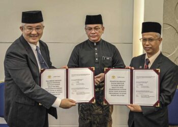 DR Mohd Na'im Mokhtar (tengah) menyaksikan pertukaran MoU antara Ketua Pegawai Eksekutif Yayasan Waqaf Malaysia (YWM) Dr. Ridzwan Bakar (kanan) bersama Pengarah Bahagian Pembangunan Perniagaan LC Wakaful Digital Sdn Bhd Rizal Kamaruzzaman (kiri) pada majlis menandatangani kerjasama strategik Antara Yayasan Waqaf Malaysia dan LC Wakaful Digital Sdn Bhd di Kompleks Islam Putrajaya di sini, hari ini.-UTUSAN/FAIZ ALIF ZUBIR