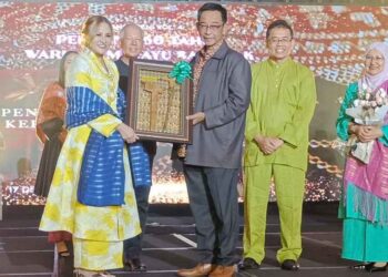 ABDUL Karim Rahman Hamzah (tiga dari kanan) menerima cenderamata daripada Pengarah Program, Dr Sharifah Suzana Wan Shukran pada Program Nuansa Seni Vol 4: Persona 60 Tahun Warisan Melayu Sarawak, di Miri, Sarawak malam tadi.