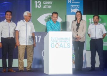 NIK Nazmi Nik Ahmad melancarkan Pelan Tindakan Kelestarian Prasarana, sambil diperhatikan Pengerusi Prasarana, Tan Sri Jamaludin Ibrahim (dua dari kiri), Mohd Azharuddin Mat Sah (kiri), dan Penyelaras Permastautin Bangsa-bangsa Bersatu, Karima El Korri (dua, kanan), di Kompleks BRT Sunway, Hari ini. - UTUSAN/SHIDDIEQIIN ZON