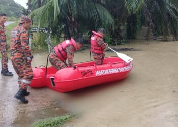 ANGGOTA bomba melakukan pemantauan banjir di Kampung Garinono, Sandakan