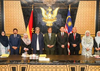 HANIFAH Hajar Taib (empat dari kiri) pada kunjungan hormat kepada Premier Sarawak, Tan Sri Abang Johari Tun Openg (tengah) di Wisma Bapa Malaysia, di Kuching Sarawak semalam