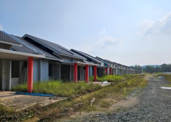 PROJEK Rumah Pahang didakwa terbengkalai sejak pertengahan tahun ini di Felda Jengka 1 di Maran, Pahang.