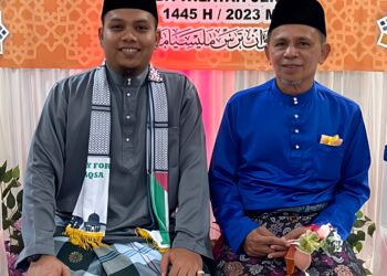 RAZAK Daud (kanan) ketika bersama Muhammad Shahril Mohd. Salleh (kiri) ketika Sambutan Maulidur Rasul peringkat Felda Wilayah Jengka.