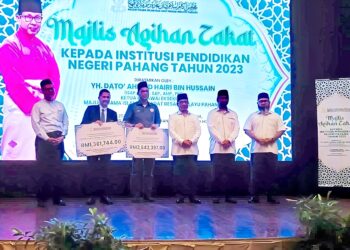 AHMAD HAIRI Hussain (tiga, kanan) bersama antara penerima agihan zakat bagi sektor pendidikan di Majlis Agihan Zakat kepada Institusi Pendidikan Negeri Pahang 2023 di Kuantan, Pahang. - UTUSAN/ DIANA SURYA ABD WAHAB